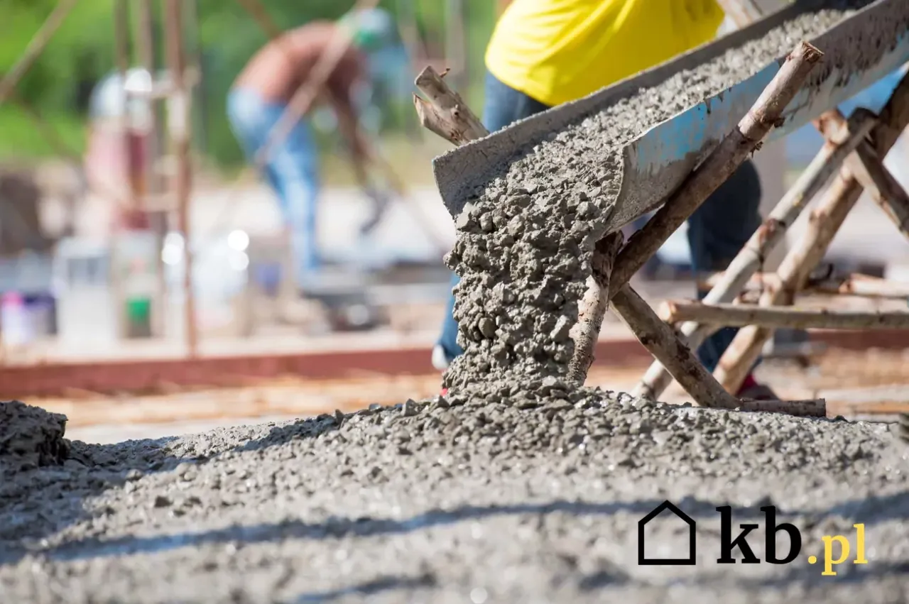 Zdjęcie Ile łopat piasku na worek cementu 25 kg? Kluczowe proporcje w betonie