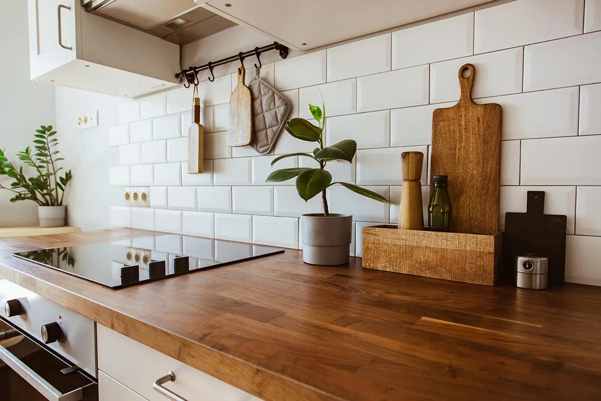 Zdjęcie Zamiast płytek co na ścianę w kuchni? Oto najlepsze alternatywy