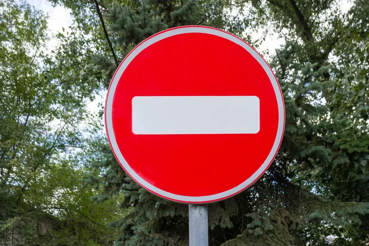 Zdjęcie Kto stawia znaki drogowe na osiedlu i jak zgłosić potrzebę ich ustawienia?