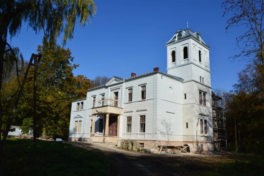 Zdjęcie Pałac w Głuchowie: fascynująca historia i architektura czekają na Ciebie