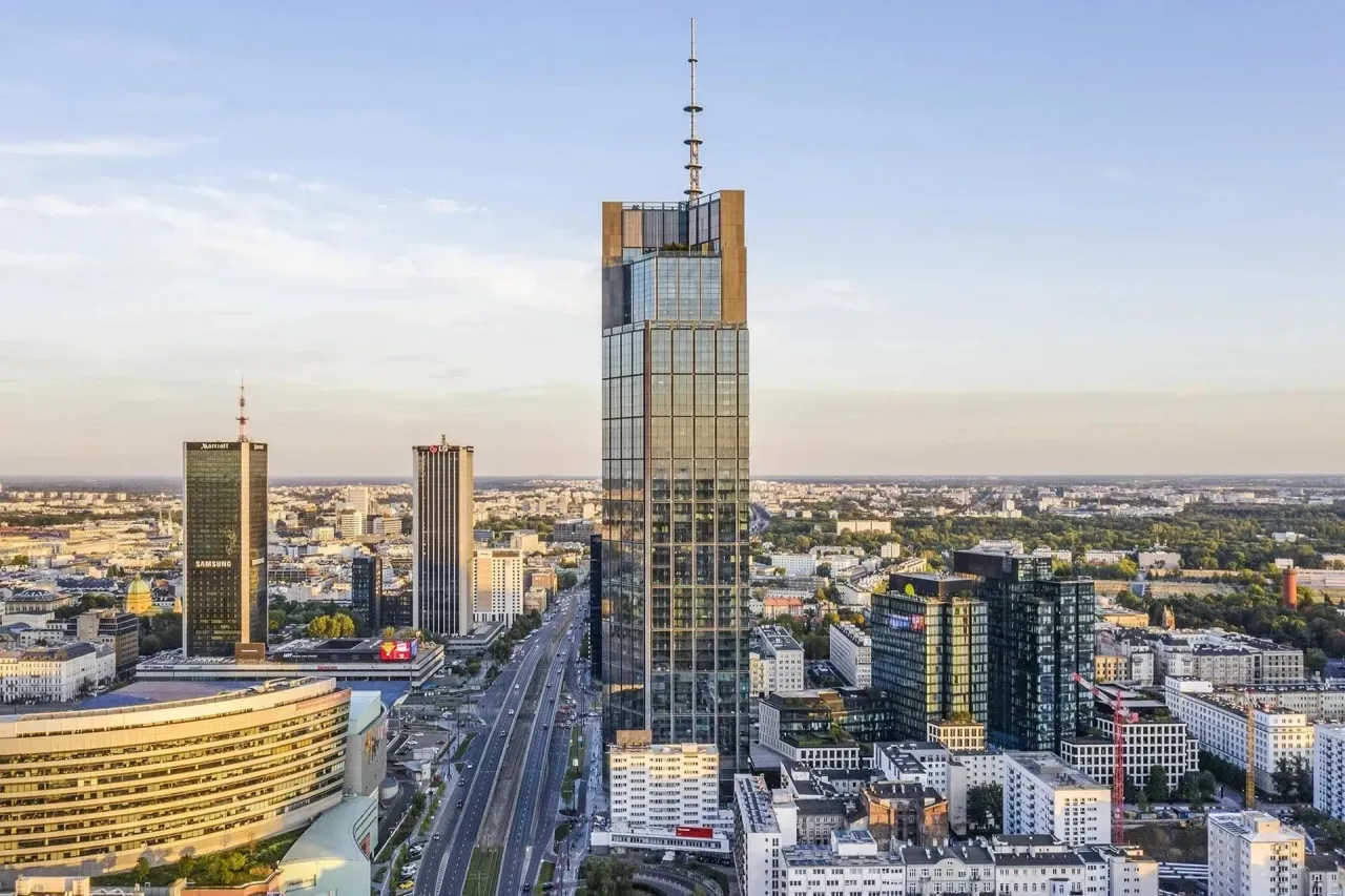 Zdjęcie Najwyższy budynek w Warszawie – ile ma pięter i co warto wiedzieć?