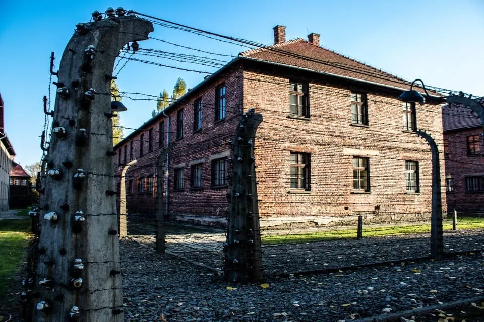 Zdjęcie Ile trwa zwiedzanie Auschwitz z przewodnikiem? Czas, który musisz znać