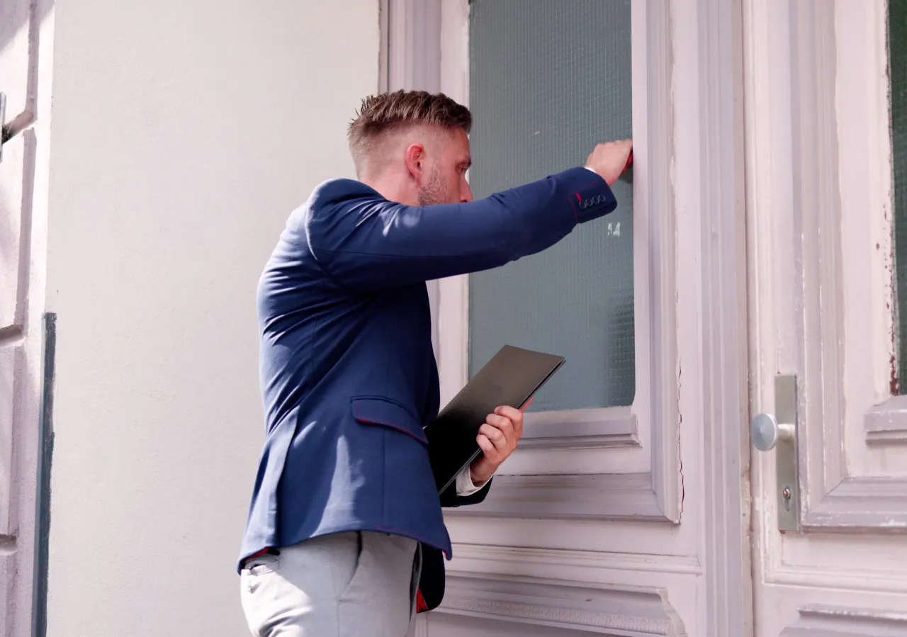 Zdjęcie Czy windykacja może przyjść do domu? Twoje prawa i ochrona przed nękaniem