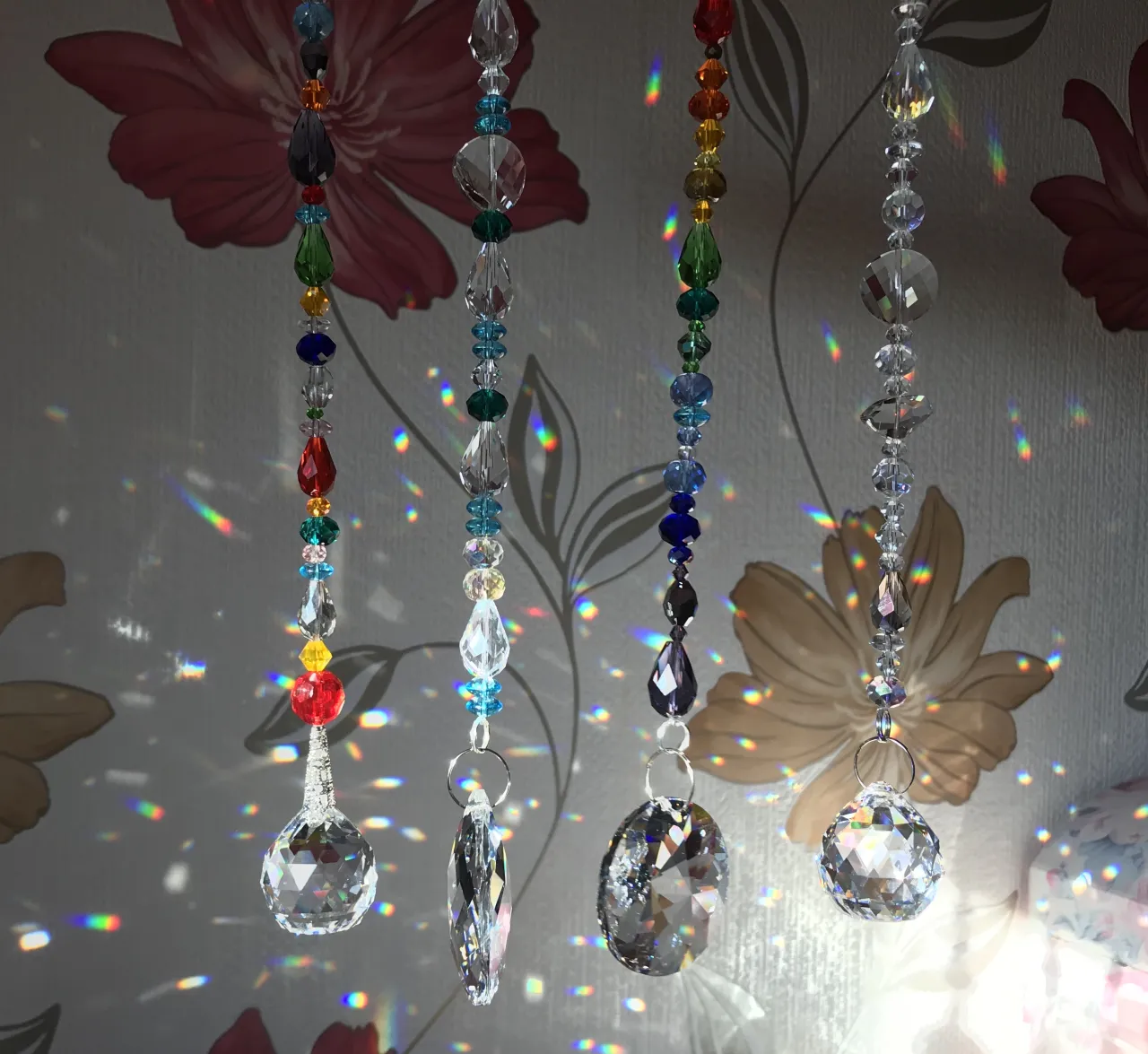 Zdjęcie Łapacz słońca DIY krok po kroku: Magiczny dodatek do twojej sypialni bez wydawania fortuny