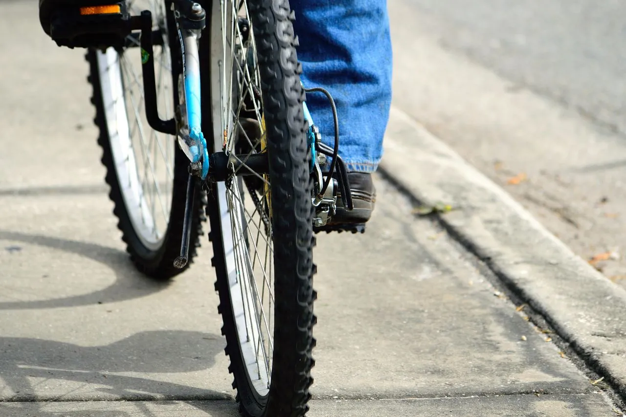 Zdjęcie Kiedy można jechać po chodniku? Poznaj przepisy i uniknij mandatu