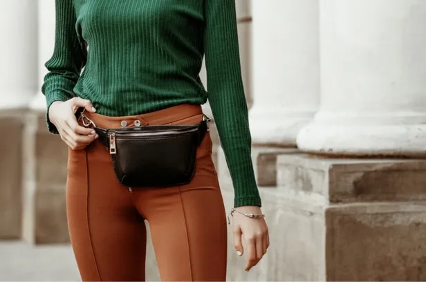 Zdjęcie Co pasuje do brązowych spodni damskich? Sprawdź stylizacje, kolory i dodatki