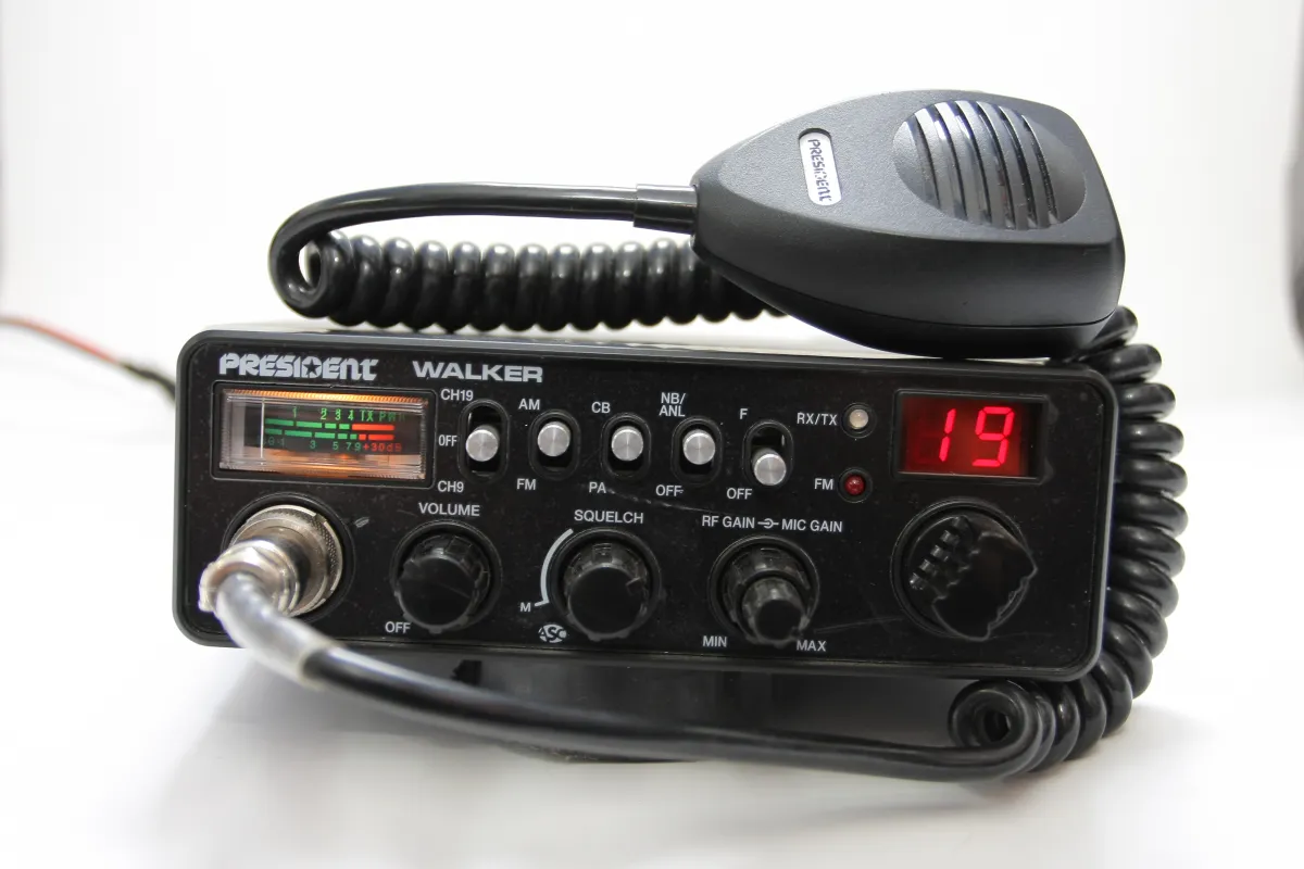 Zdjęcie Cb radio kanał 19 am czy fm - dlaczego AM jest lepszym wyborem?