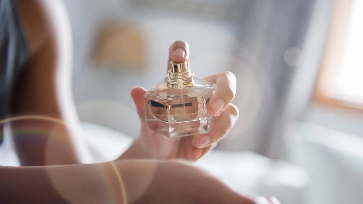 Zdjęcie Jak przedłużyć trwałość perfum i uniknąć ich szybkiego znikania