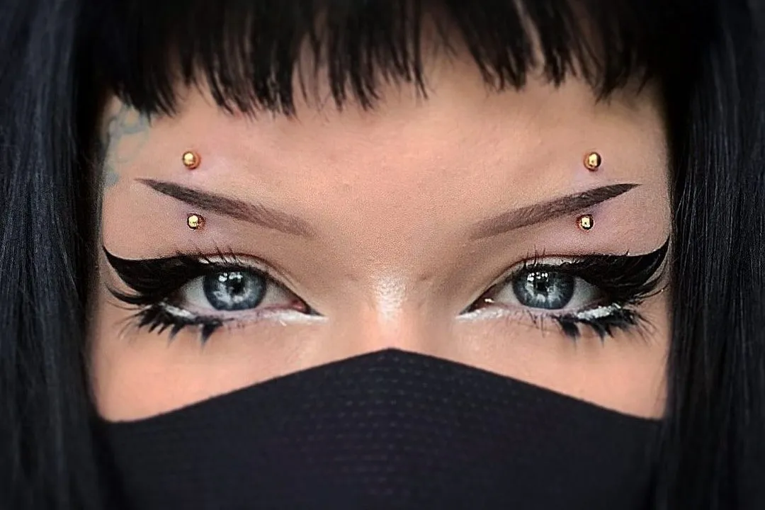 Zdjęcie Jak się nazywa kolczyk w brwi? Odkryj różne rodzaje piercingu