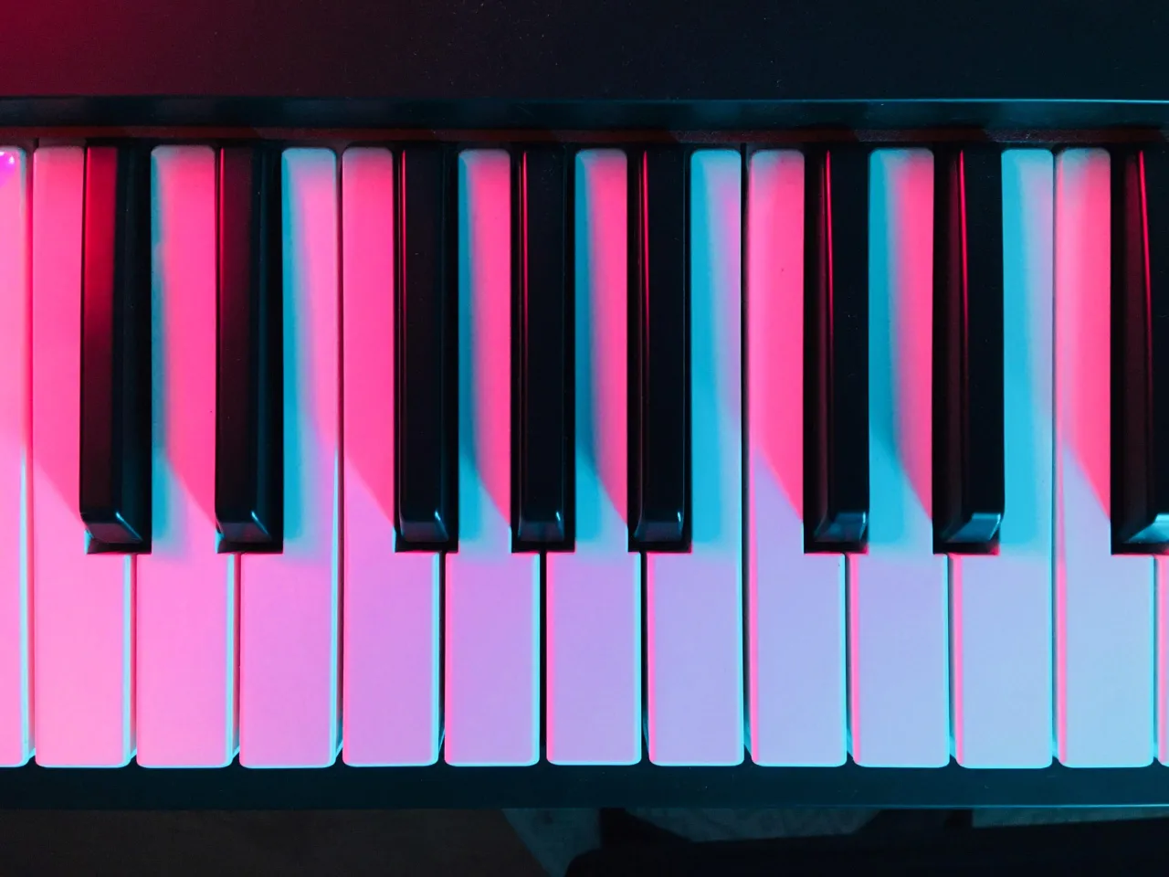 Zdjęcie Jak wybrać między keyboardem a pianinem - kluczowe różnice i porady