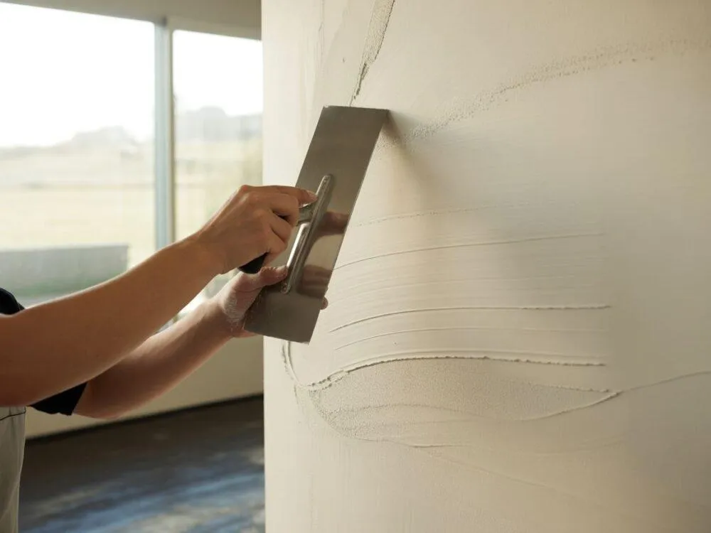 Zdjęcie Jak zrobić tynk dekoracyjny z gipsu - krok po kroku bez błędów