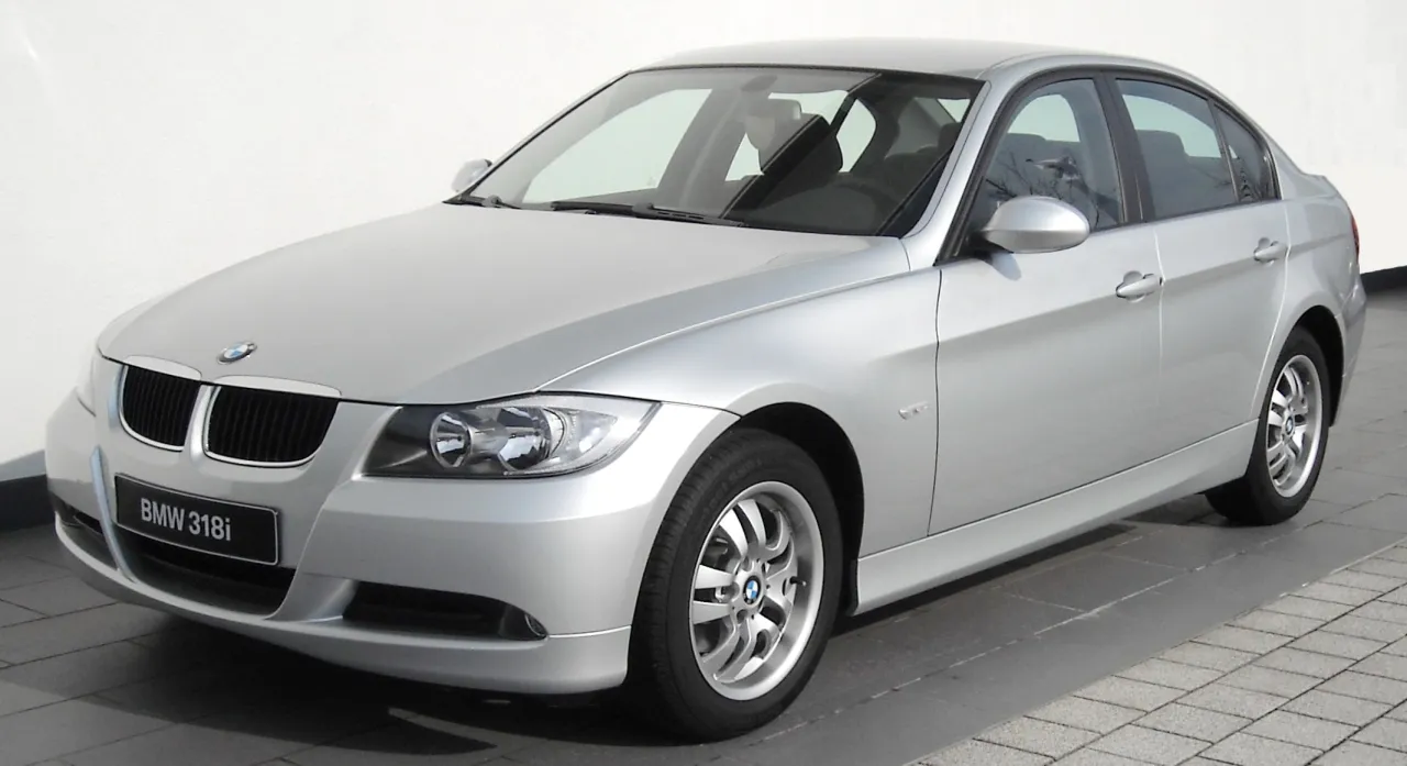 Zdjęcie BMW E90 – szczegółowe informacje, historia, silniki i innowacje.