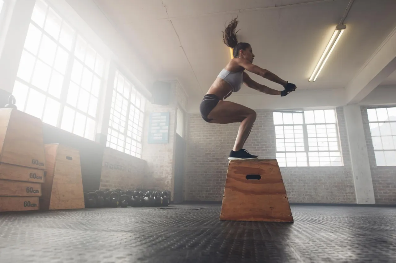 Zdjęcie Cross trening co to? Poznaj jego korzyści i różnice z crossfitem
