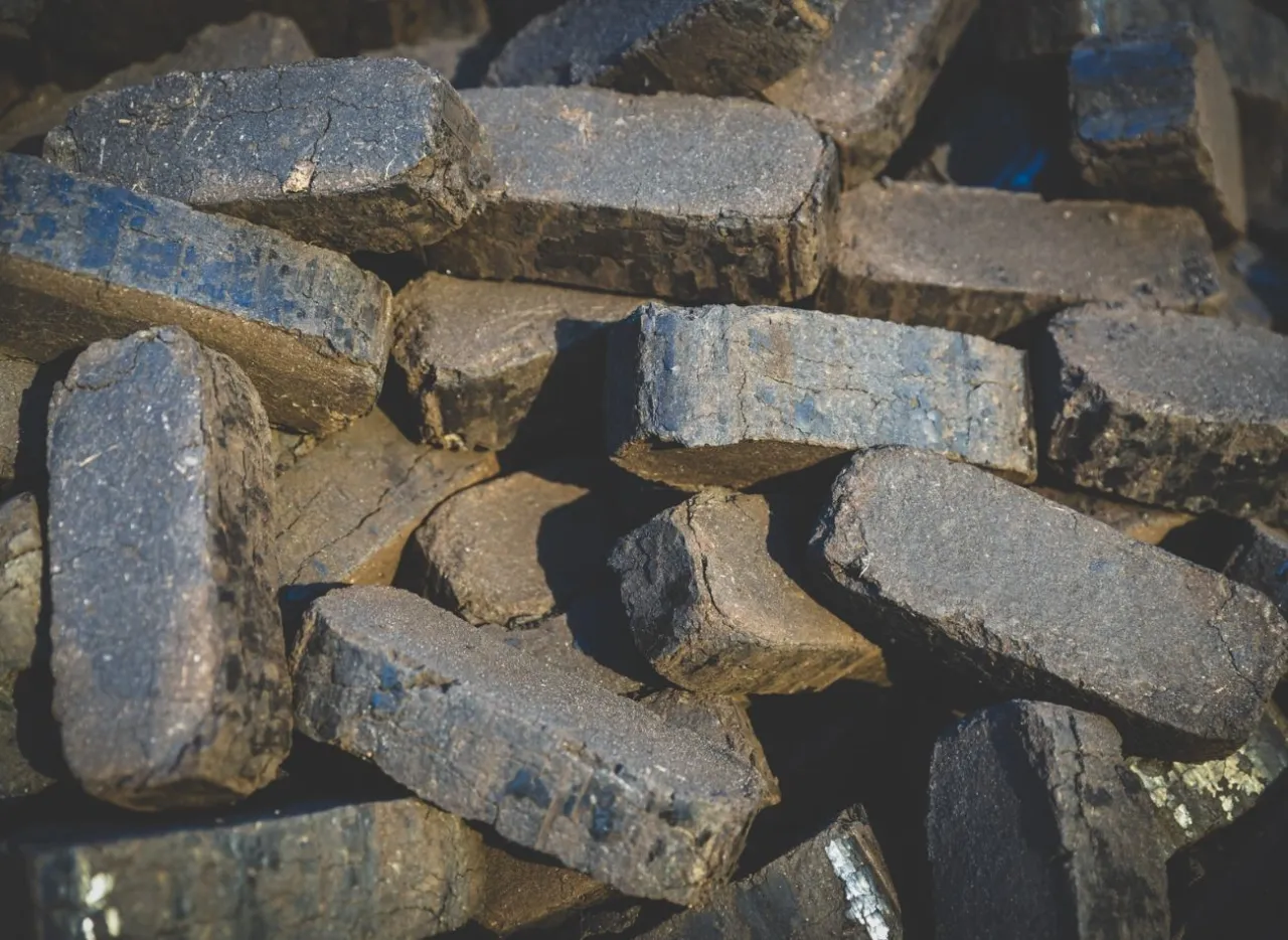 Zdjęcie Czy brykiet torfowy jest dobry? Poznaj jego wady i zalety jako paliwa