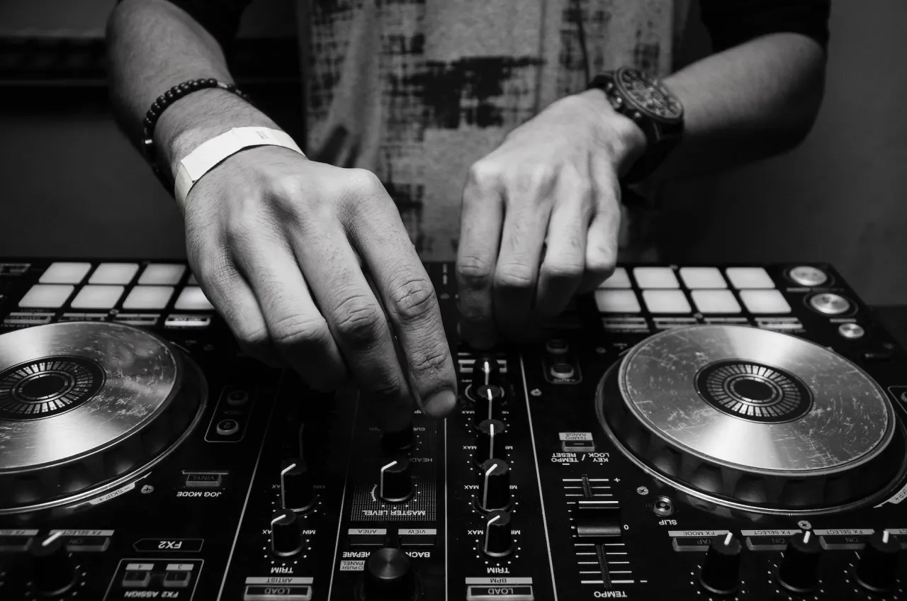Zdjęcie Jak zostać DJ-em w klubie: kluczowe umiejętności i strategie sukcesu