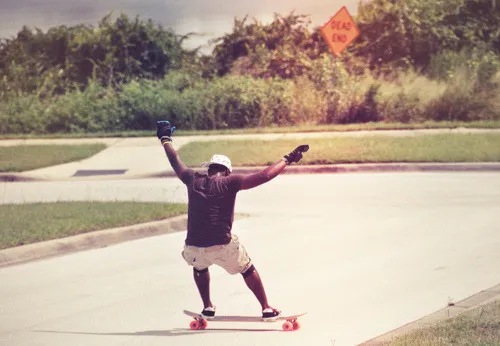 Zdjęcie Skuteczne hamowanie na longboardzie – uniknij niebezpieczeństw