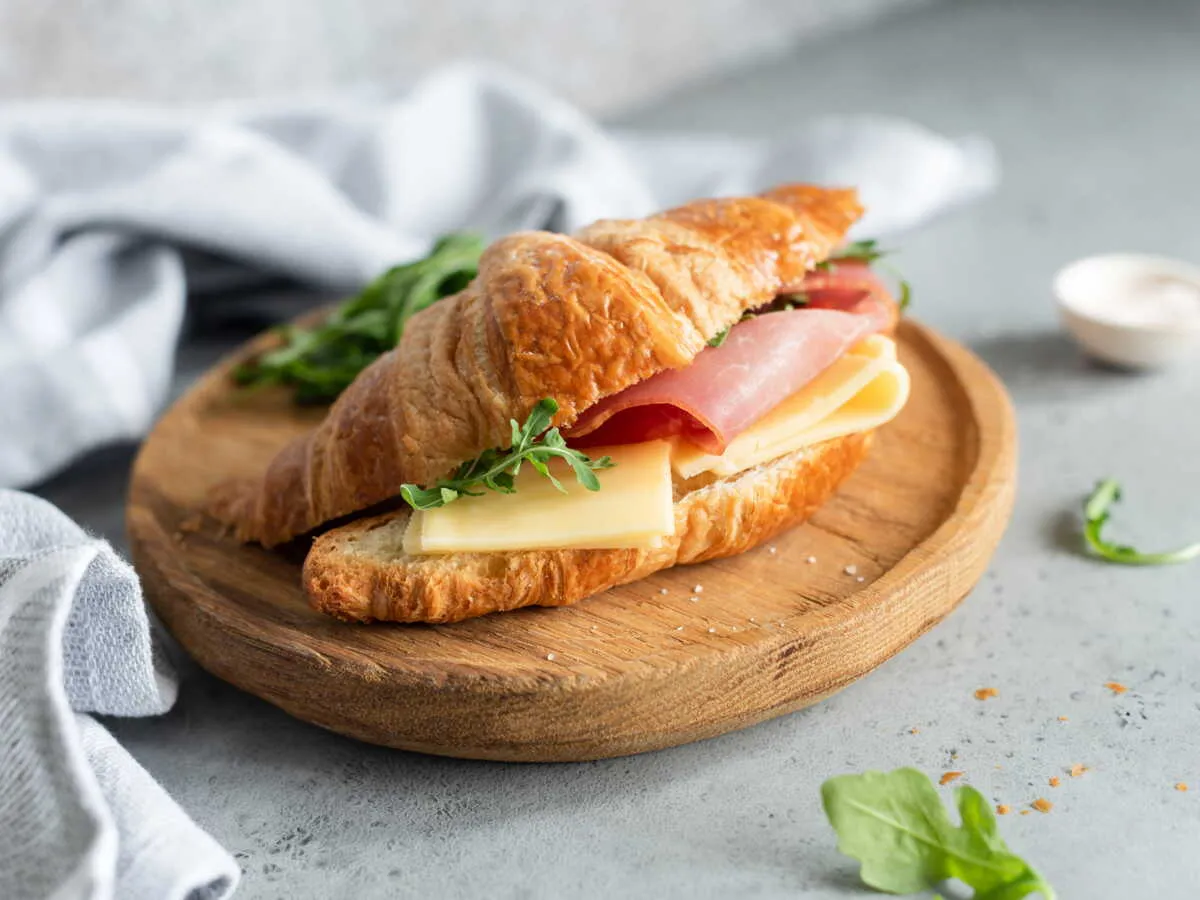 Zdjęcie Le Croissant Burger Parfait : Mon Guide pour une Exp&eacute;rience Unique