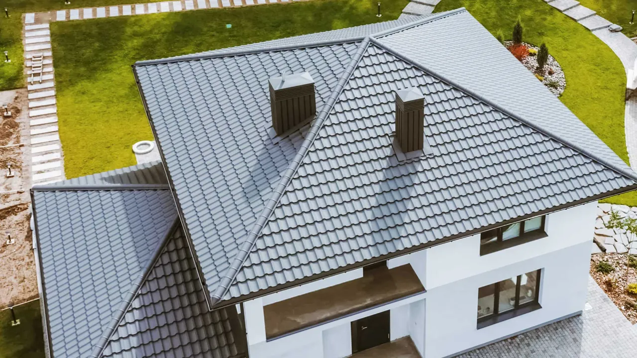 Zdjęcie Kurp dach: zalety, wady, koszty i porównanie z innymi pokryciami dachowymi