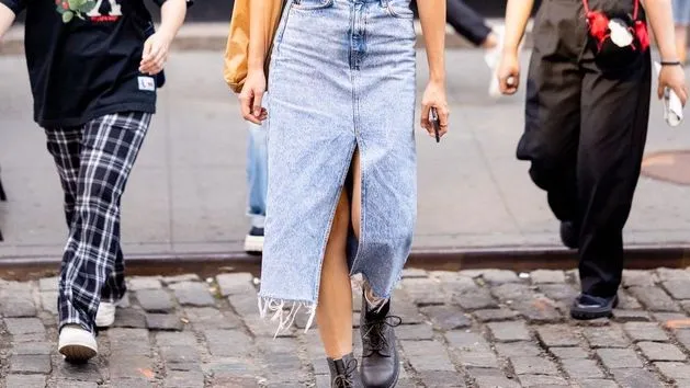 Zdjęcie Jak stylizować jeansową spódnicę? Odkryj modne połączenia i trendy