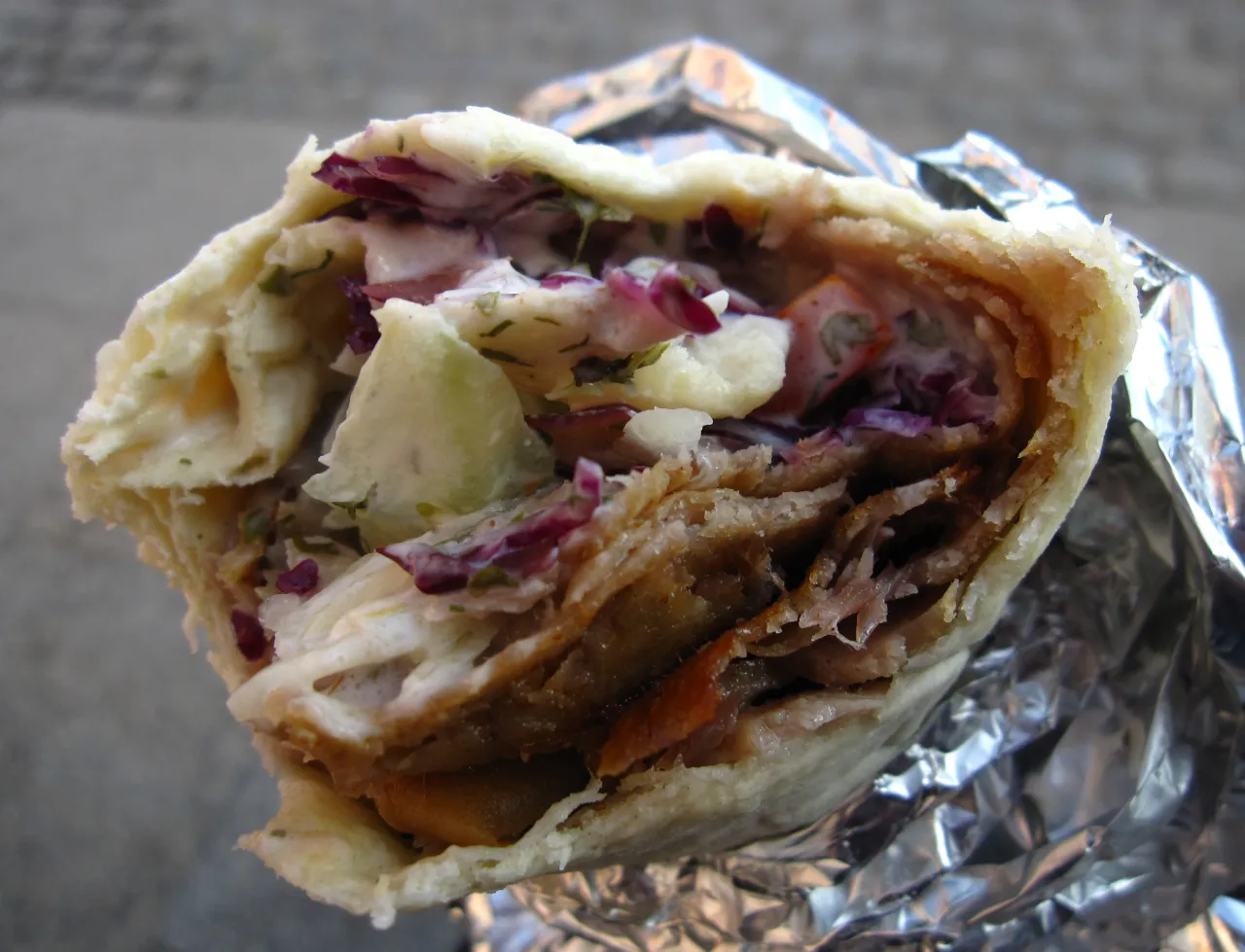 Zdjęcie Kebab w bułce czy tortilla - co jest zdrowszym wyborem?