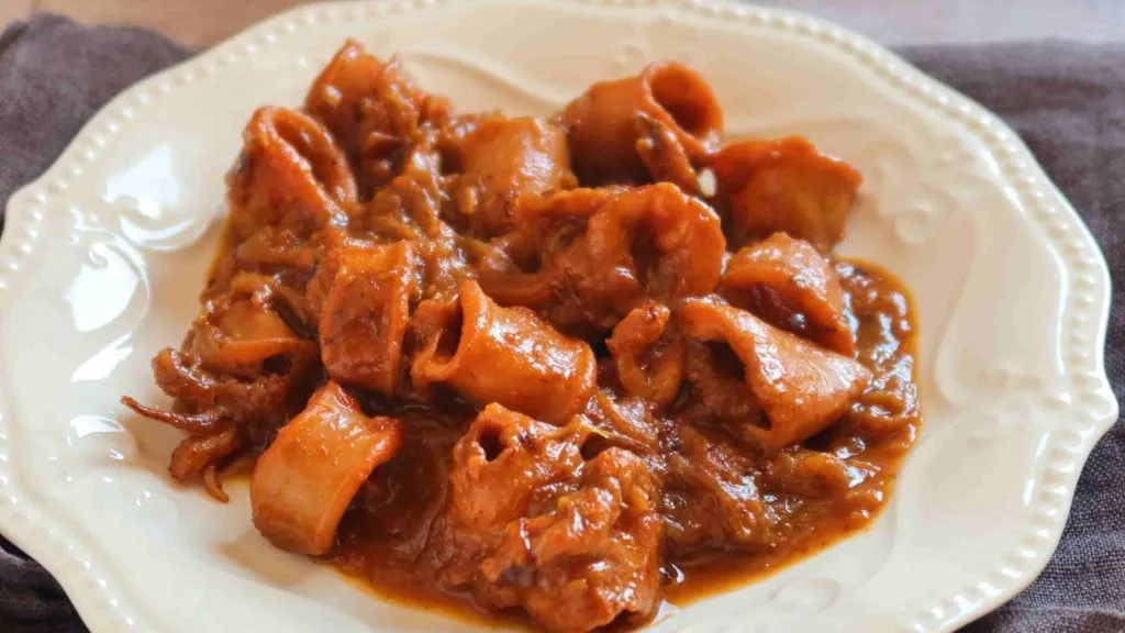 Zdjęcie Receta de calamares encebollados de la abuela que evoca nostalgia