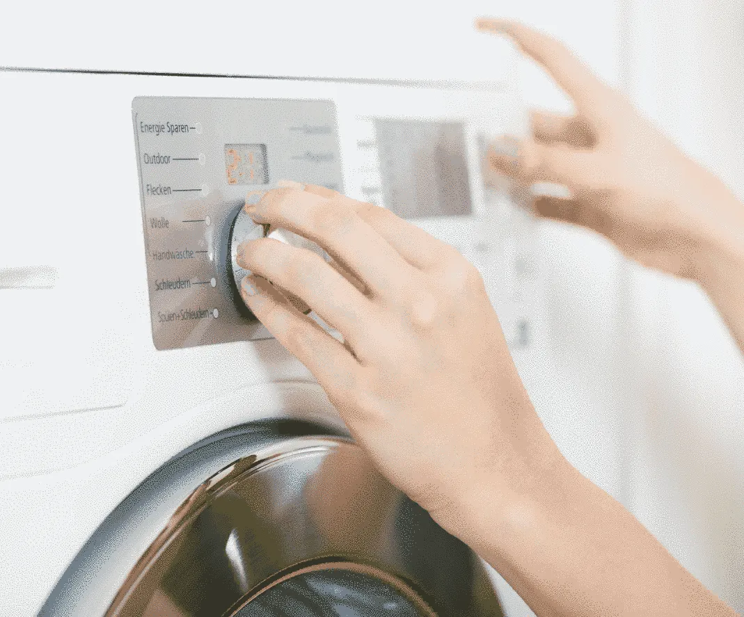 Zdjęcie Ile prądu zużywa zmywarka? Sprawdź, jak zaoszczędzić na rachunkach