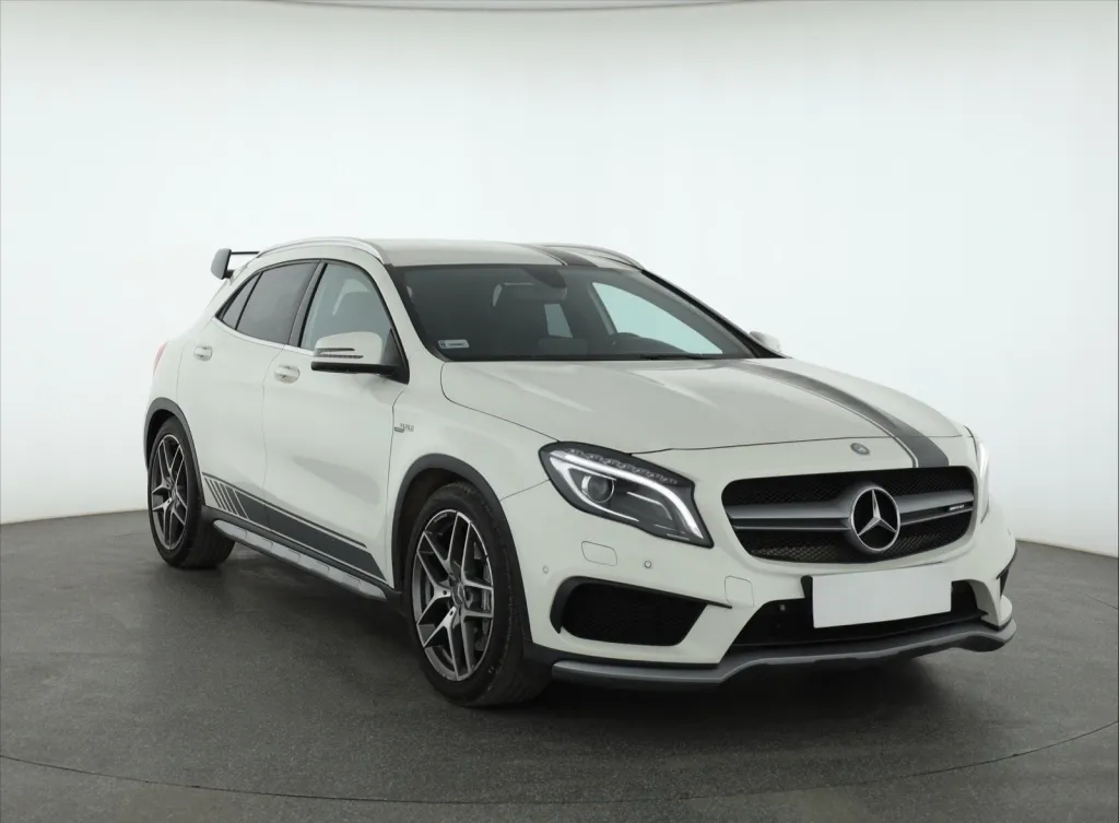 Zdjęcie Mercedes GLA 45 AMG – moc, osiągi i porównania luksusowych SUV-ów