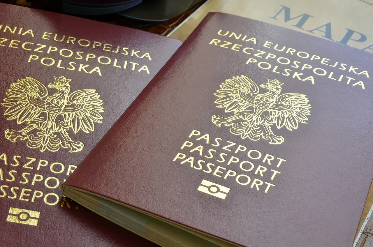 Zdjęcie Jak wygląda paszport? Zaskakujące szczegóły, które musisz znać!