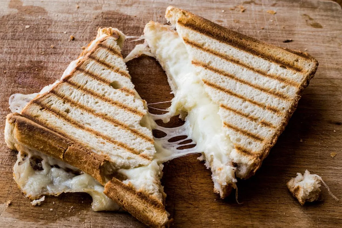 Zdjęcie Ile kalorii ma sandwich z serem? Zaskakujące wartości i składniki!