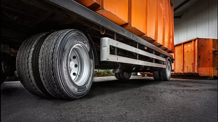 Zdjęcie Czy ciężarówki mają opony zimowe? Przepisy i bezpieczeństwo w zimie