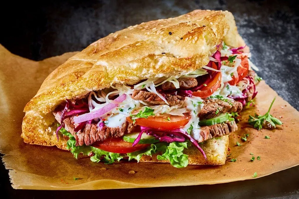 Zdjęcie Ile kcal ma kebab w bułce? Sprawdź, co wpływa na kaloryczność