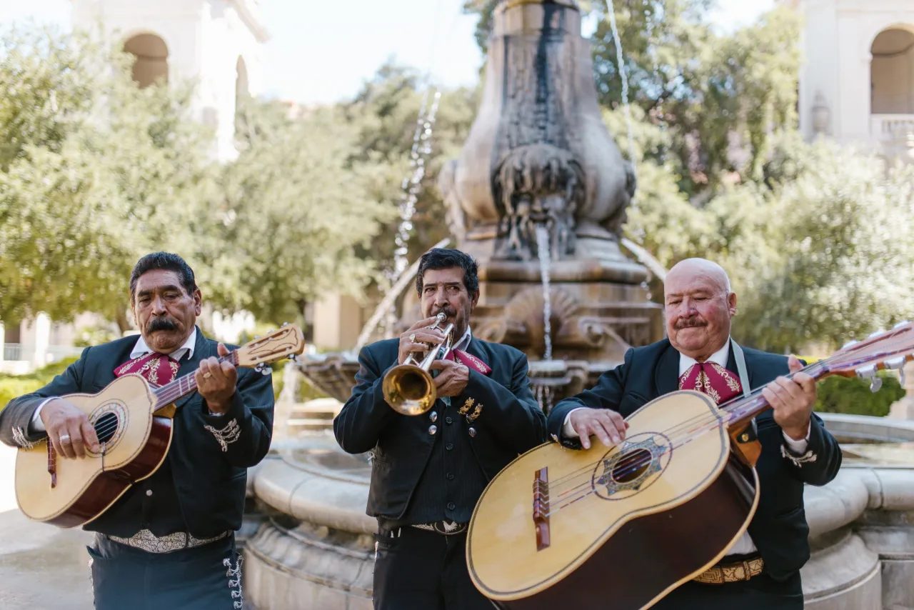 Zdjęcie Mariachi i inne tradycyjne instrumenty meksykańskie: historia i znaczenie