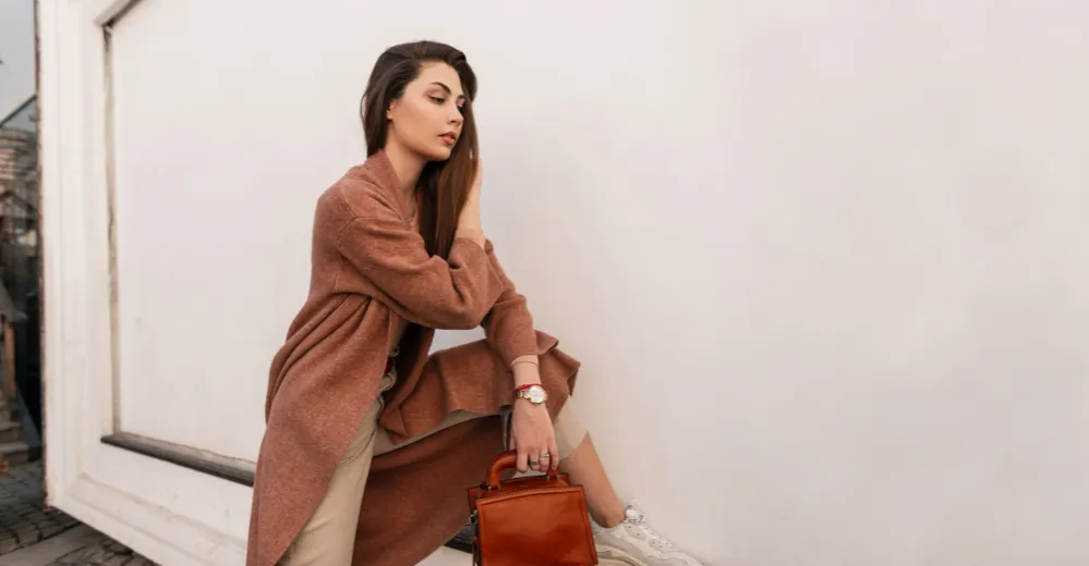 Zdjęcie Modne brązowe spodnie damskie - stylizacje na każdą okazję i porę roku