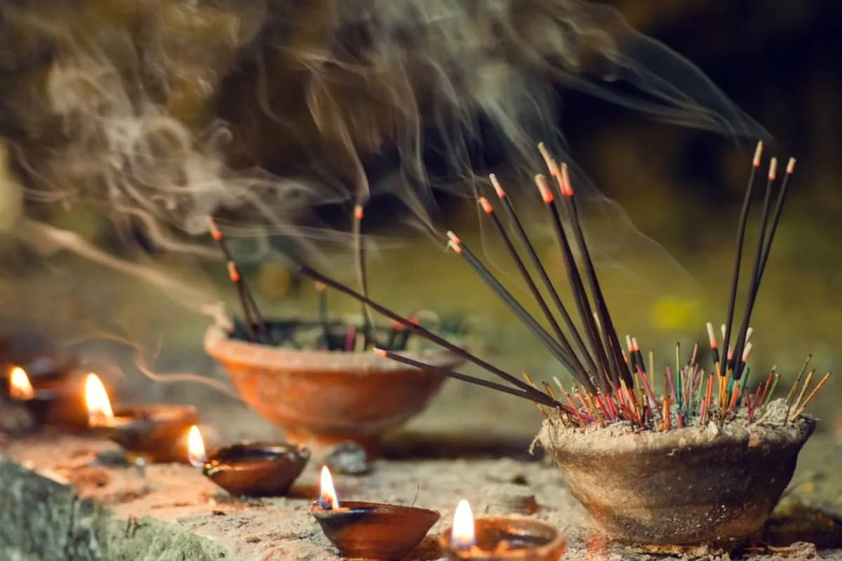 Zdjęcie Czy kadzidełka to grzech? Odkryj religijne spojrzenie na palenie kadzidełek