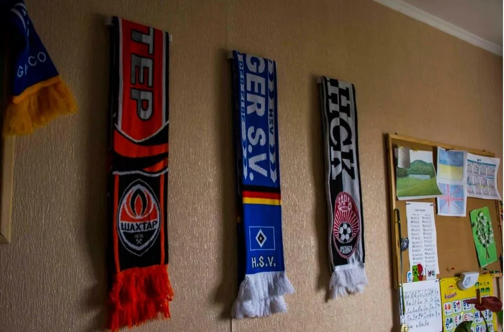 Zdjęcie Jak powiesić szalik na ścianie i stworzyć piękną dekorację