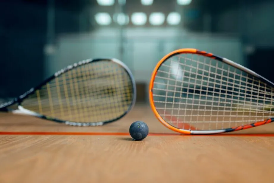 Zdjęcie Jak serwować w squashu: unikaj błędów i opanuj technikę serwisu