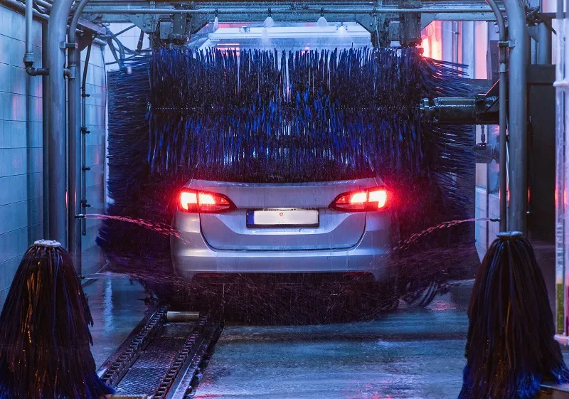 Zdjęcie Ile trwa mycie samochodu na myjni automatycznej? Zaskakujące fakty!