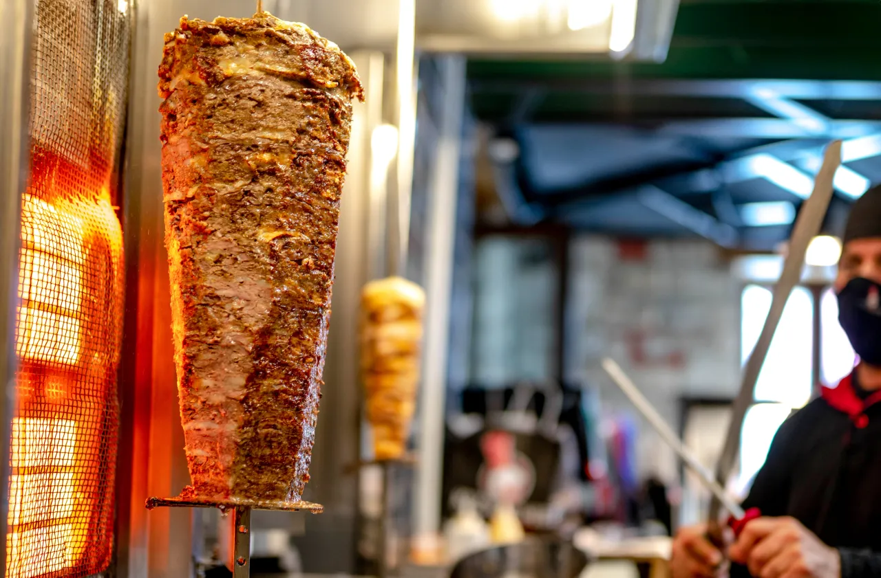 Zdjęcie Kraftowe mięso kebab – co to znaczy i dlaczego warto je spróbować?