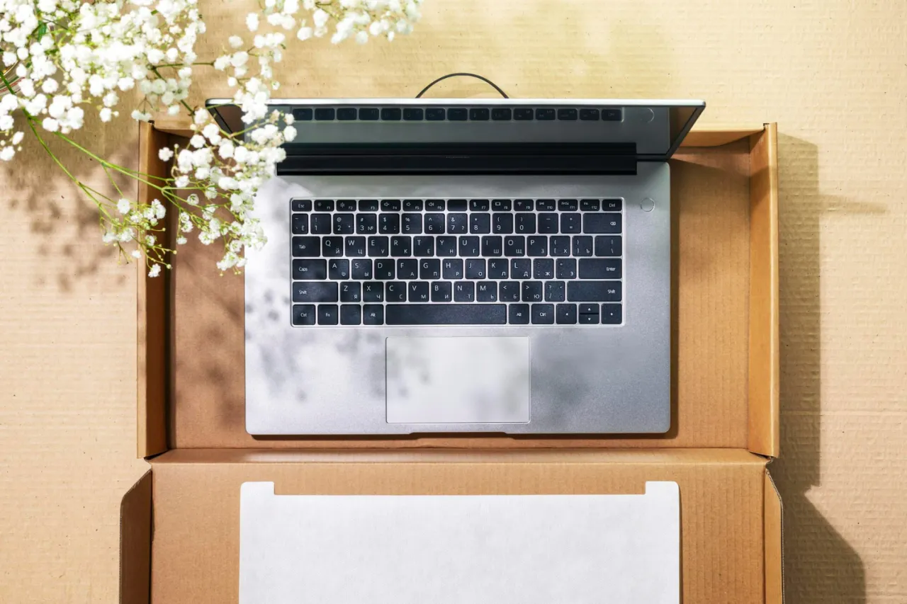 Zdjęcie Jak zapakować laptopa do wysyłki, aby uniknąć uszkodzeń?
