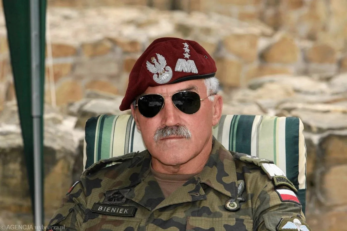 Zdjęcie Generał Mieczysław Bieniek: kariera wybitnego dowódcy wojskowego NATO