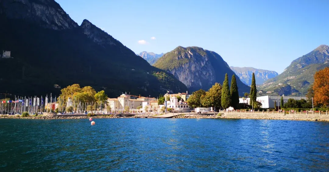 Zdjęcie Jezioro Garda zwiedzanie: najpiękniejsze miejsca i atrakcje, które musisz zobaczyć