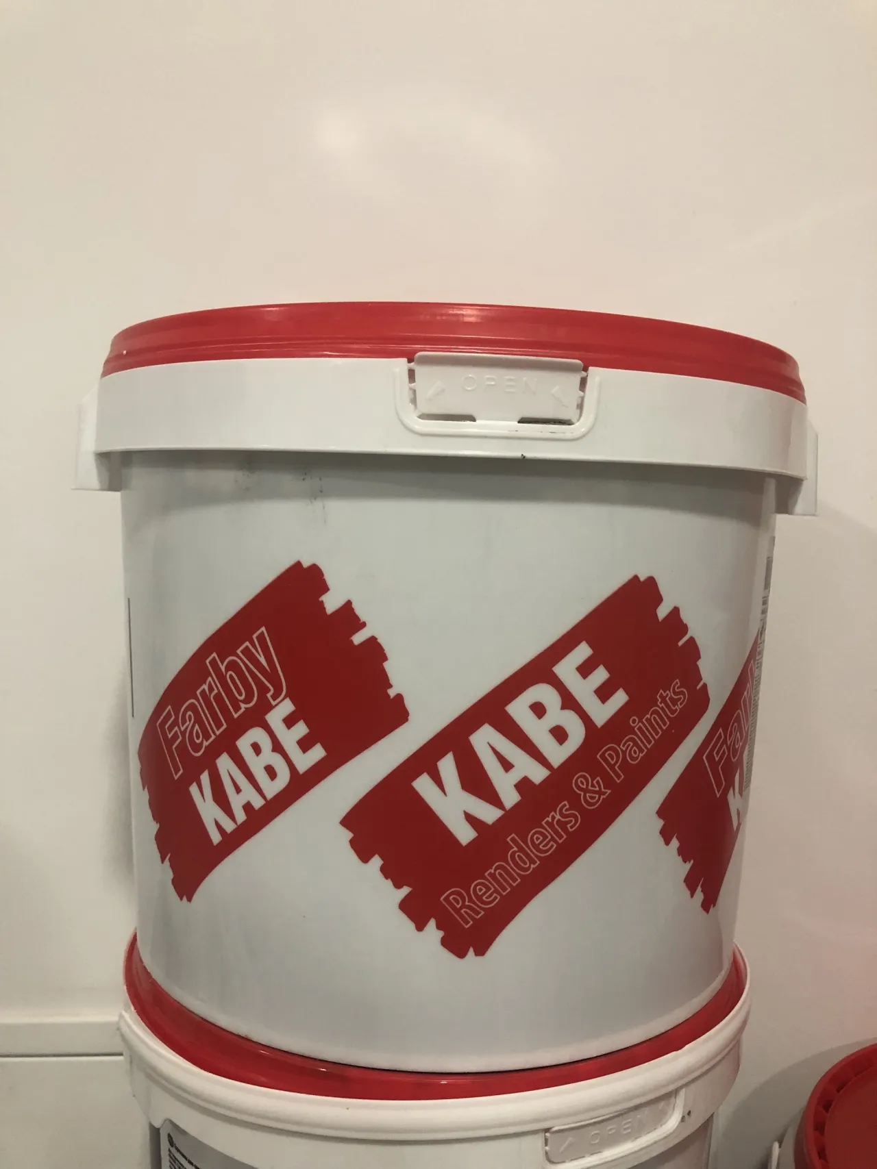 Zdjęcie Gdzie kupić tynki Kabe? Sprawdź najlepsze oferty i lokalizacje