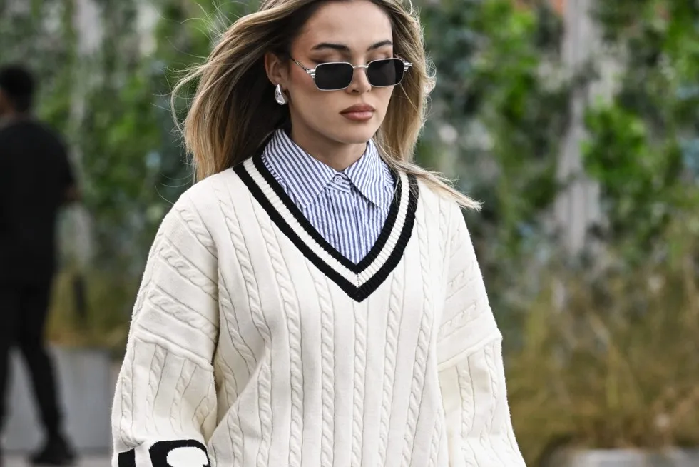 Zdjęcie Jakie swetry modne w tym sezonie? Odkryj najnowsze trendy i style