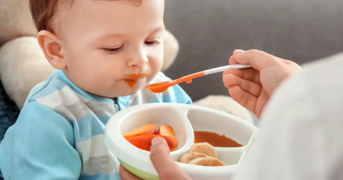 Zdjęcie Kiedy można rozszerzać dietę niemowlaka? Oto kluczowe znaki gotowości