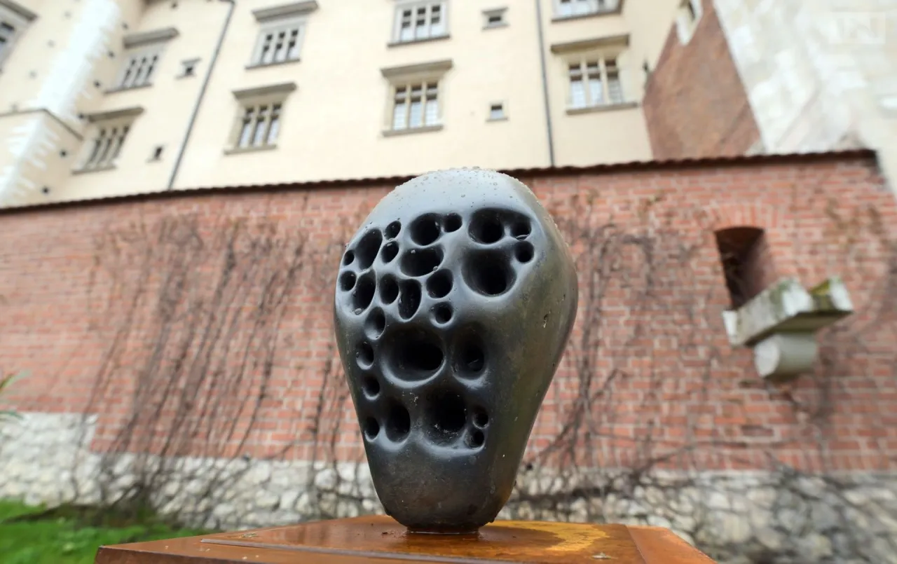 Zdjęcie Rzeźby Beksińskiego w Krakowie: Tajemnice i emocje w sztuce