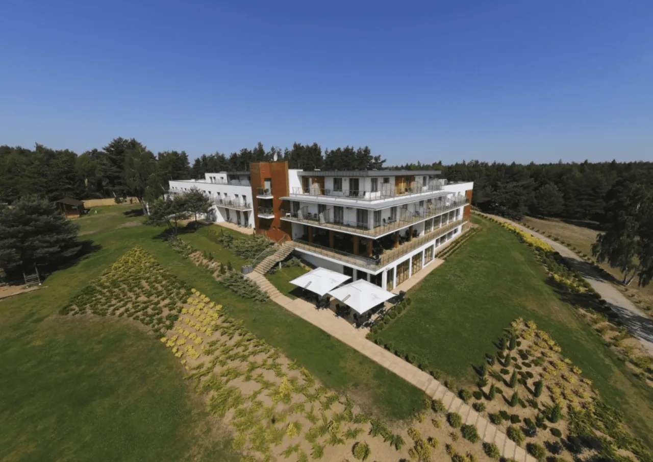 Zdjęcie Wyspa Zmysłów: Niezwykły hotel wellness i restauracja nad jeziorem