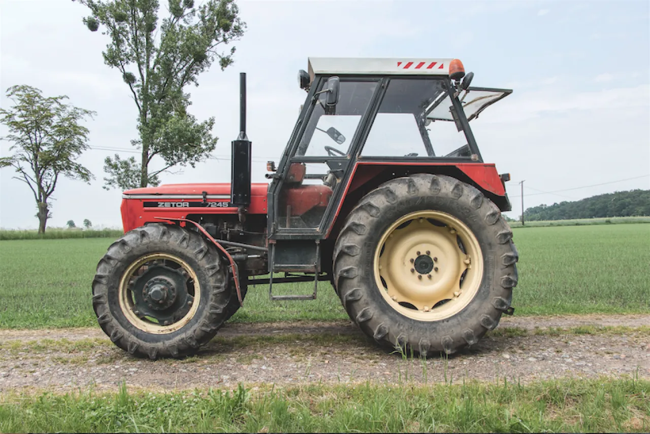 Zdjęcie Zetor 6945: Jakie są dane techniczne i specyfikacje modelu?