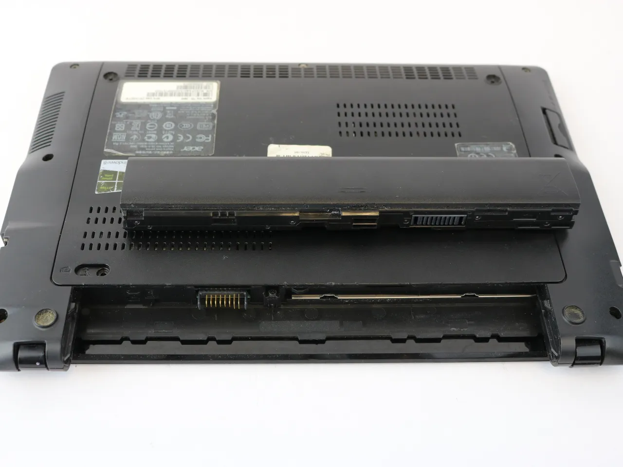 Zdjęcie Jak wyjąć baterię z Acer Aspire One 725 - proste kroki i porady