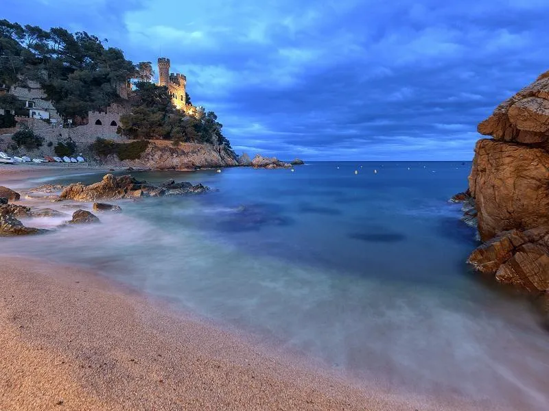 Zdjęcie Ile trwa lot na Costa Brava z Polski? Czas podróży z różnych miast