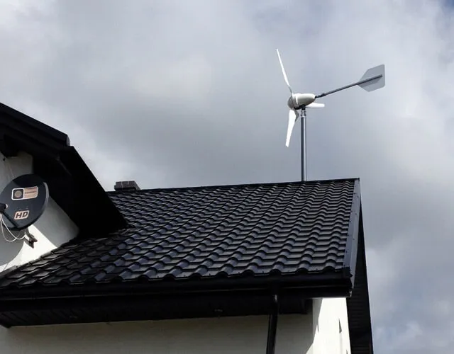 Zdjęcie Elektrownia wiatrowa na dachu: Czy warto inwestować w domową?